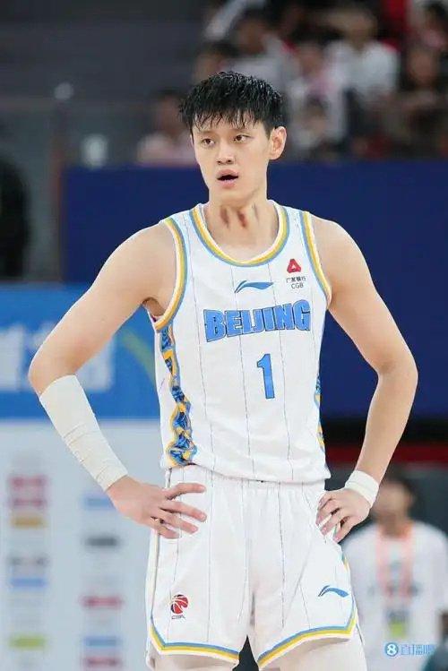 中国男篮结束欧洲拉练抵京曾凡博赴国家队报到(曾凡博点燃队场均数据)